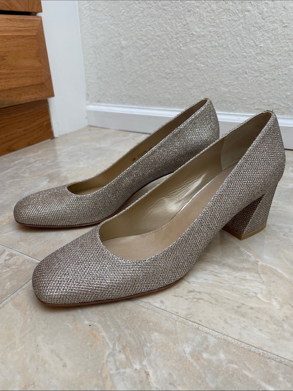 Stuart Weitzman Marymid block heel, gold metallic fabric shoe, Size 10M